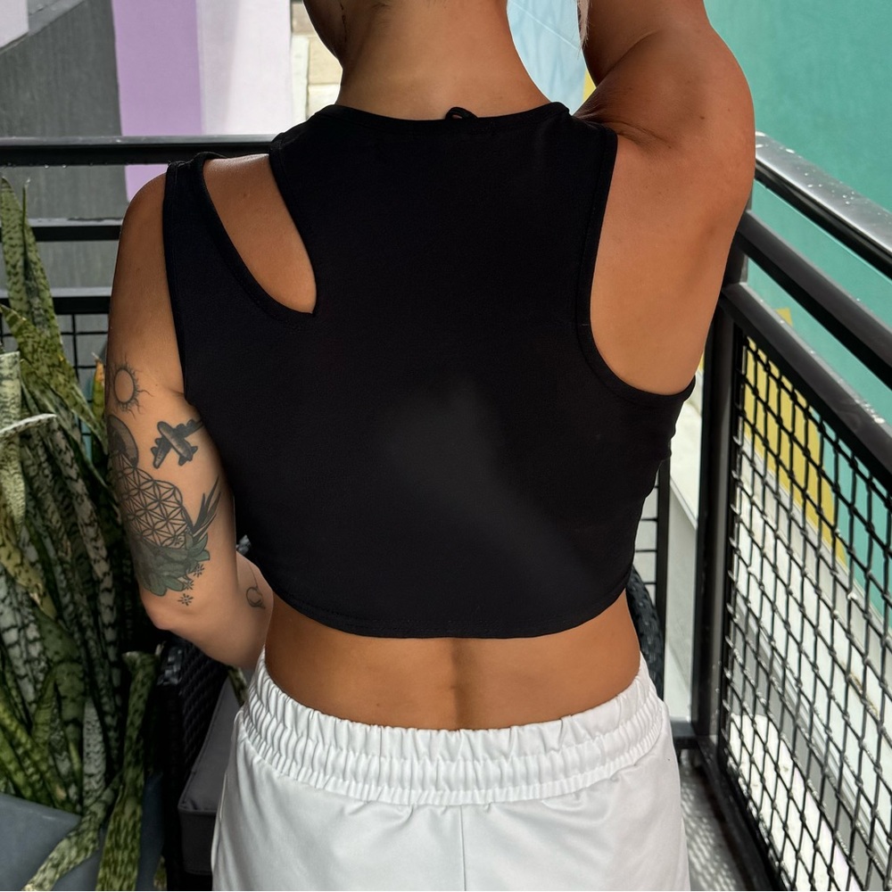 PRETTYLITTLETHING Black keyhole crop top - Picture 4 of 6